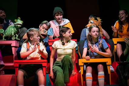 Die Schule der magischen Tiere - voller Löcher! Foto: Junges Theater Bonn